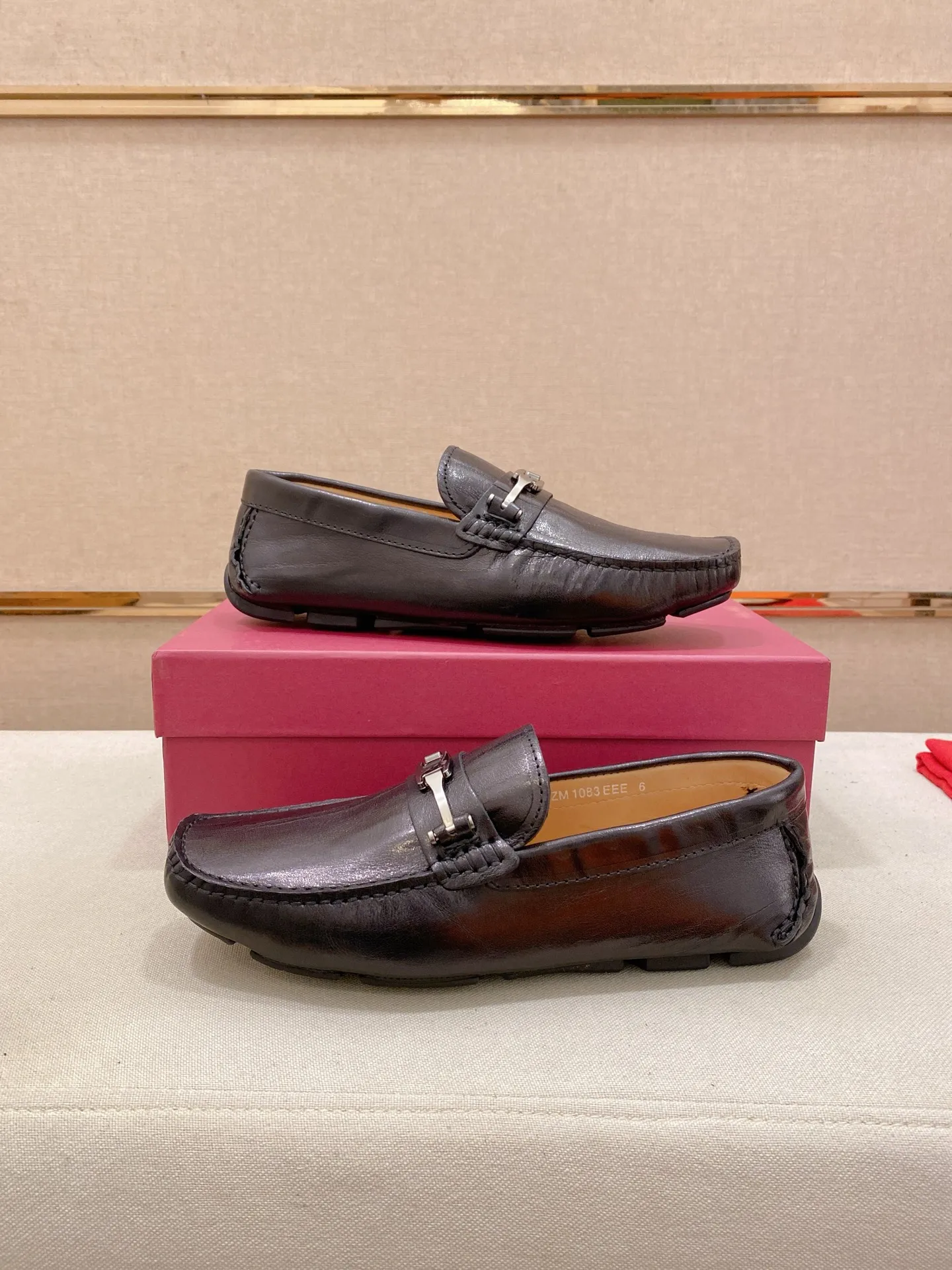 Factory price: 540💰High-end quality! Ferragamo🆕🆕Exclusive hot-selling products in stock🔥🔥New products on the shelves, high-quality Ferragamo men's pea shoes, high-end casual driving shoes, with complete packaging! 💪 💪 Material: imported first-layer cowhide 🐂 + imported high-quality water-dyed cowhide lining + wear-resistant outsole 👍🏻👍🏻 Features: high-end and comfortable, purely handmade 🚀 🚀 Create the perfect shoe that suits you best 🔥 🔥 Size: (38-44) 45 standard size can be customized!